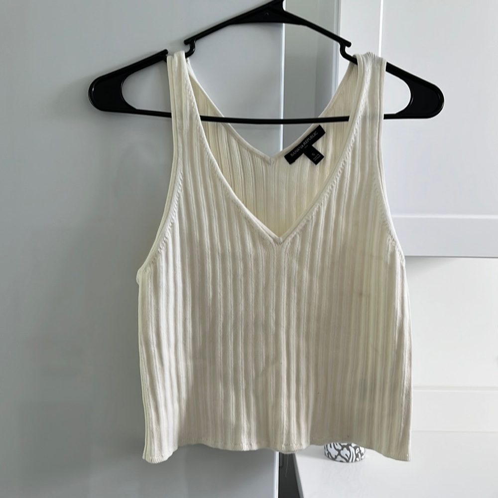Size small beige Banana Republic sleeveless shirt. Worn once.